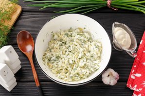 Бутерброд со шпротами и солеными огурцами - фото шаг 7