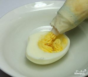 Яйца, фаршированные горчицей - фото шаг 7