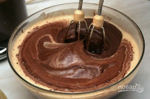 Шоколадные кексы с жидкой начинкой - фото шаг 4