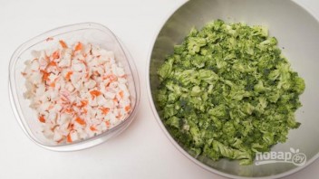 Овощной салат с крабовыми палочками - фото шаг 2