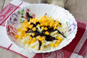 Салат с кукурузой и черносливом - фото шаг 5
