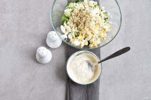 Салат из яиц и зеленого лука - фото шаг 5