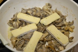 Грибы с сыром на сковороде - фото шаг 3