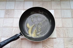 Куриное филе тушеное в сливочно-чесночном соусе с зеленью - фото шаг 4