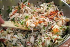 Салат с креветками и крабовым мясом - фото шаг 8