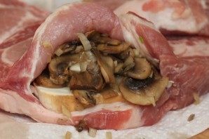 Свинина с грибами, запеченная в духовке - фото шаг 2