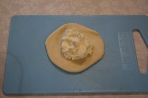Печеные пирожки из дрожжевого теста - фото шаг 6