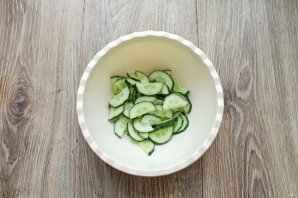 Салат из огурцов с базиликом - фото шаг 2