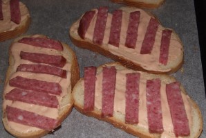 Бутерброды с колбасой жареные - фото шаг 2