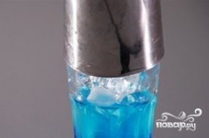 Алкогольный напиток голубого цвета - фото шаг 3