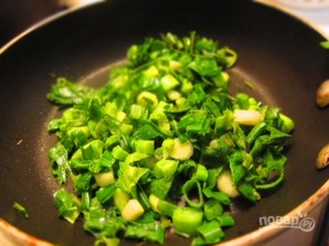 Закусочные оладьи с зеленым луком - фото шаг 2