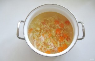 Овощной суп с перцем и зеленым горошком - фото шаг 3