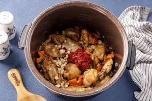 Курица с картошкой в мультиварке - фото шаг 8