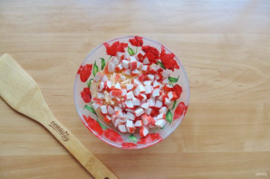 Салат с перепелиными яйцами и крабовыми палочками - фото шаг 4