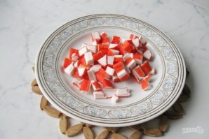 Салат с крабовыми палочками и сухариками - фото шаг 2