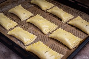 Слоеные пирожки с сыром и луком - фото шаг 30