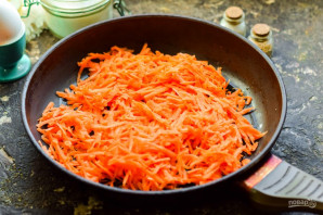 Морковные котлеты с изюмом - фото шаг 2