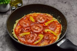 Быстрая пицца на сковороде из лаваша с яйцом - фото шаг 7