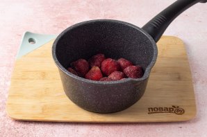 Кисель из замороженных ягод клубники - фото шаг 2