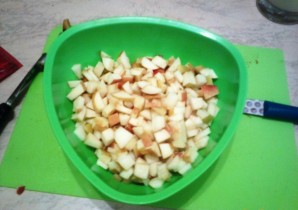Шарлотка на ряженке с яблоками - фото шаг 3