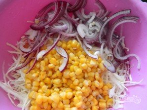Капустный салат с морковью и кукурузой - фото шаг 3