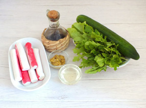 Салат с крабовыми палочками и рукколой - фото шаг 1