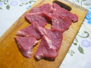 Мясо в духовке с грибами - фото шаг 1