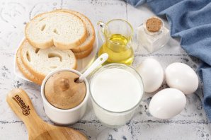 Гренки с молоком и яйцом - фото шаг 1