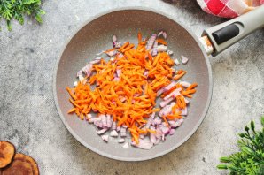 Капустная солянка с сосиской - фото шаг 6