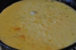 Омлет с сыром на сковороде - фото шаг 2