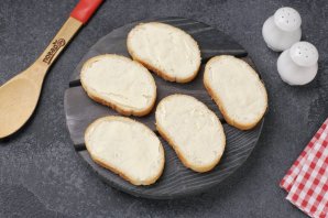 Бутерброды с яйцом и сыром в духовке - фото шаг 6