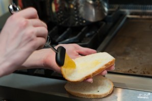 Горячий бутерброд на сковороде - фото шаг 2