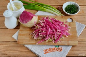Салат с зеленой редькой и морковью - фото шаг 2