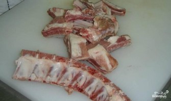 Свиные ребрышки, тушеные с овощами - фото шаг 1