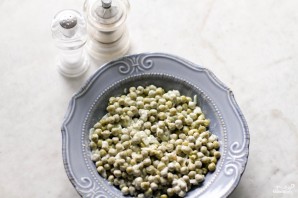 Салат с зелёным консервированным горошком - фото шаг 4