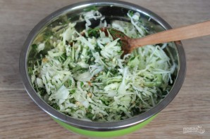 Салат из молодой капусты с чесноком и грецкими орехами - фото шаг 7
