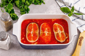 Форель в томатном соусе в духовке - фото шаг 4