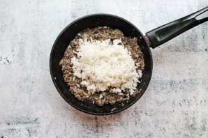 Пирожки с солеными груздями и рисом - фото шаг 7
