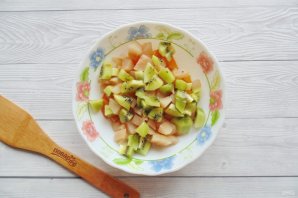 Фруктовый салат из консервированных персиков и груш - фото шаг 4
