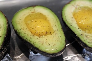 Яйцо, запеченное в авокадо - фото шаг 6