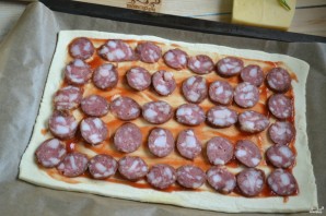 Пицца на слоеном тесте в духовке - фото шаг 4