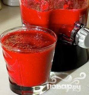 Витаминный напиток из свеклы, красного апельсина и клубники - фото шаг 4