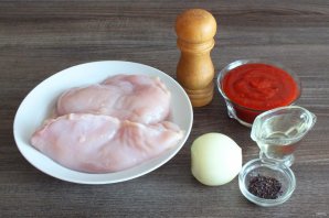 Куриная грудка в томатном соусе - фото шаг 1