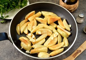 Жареная картошка с жареной селедкой - фото шаг 4