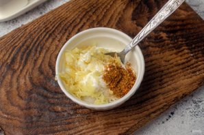 Салат с курицей, фасолью и грецкими орехами - фото шаг 6