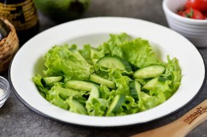 Салат с консервированным тунцом и авокадо - фото шаг 2