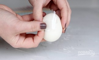 Крашеные яйца с трафаретами - фото шаг 3