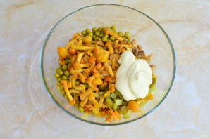 Салат с курицей и опятами - фото шаг 8