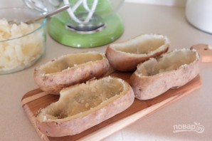 Печеный картофель в духовке в фольге - фото шаг 3
