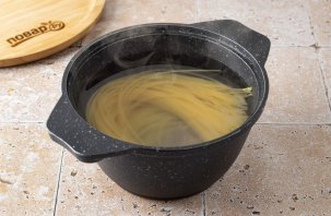 Спагетти с чесноком и маслом - фото шаг 2